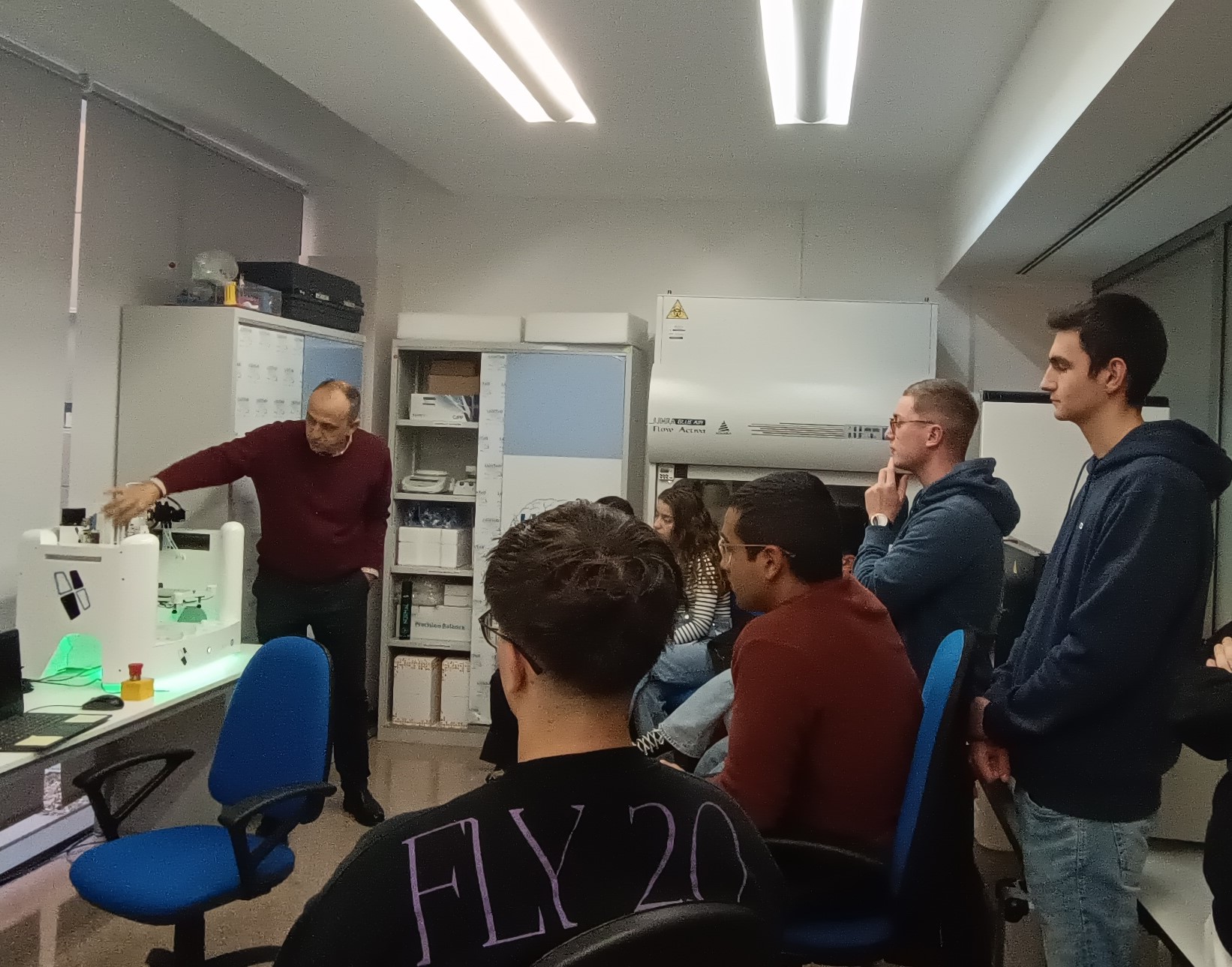 Imagen Estudiantes de Ingeniería Biomédica visitan el laboratorio LIDiTeB