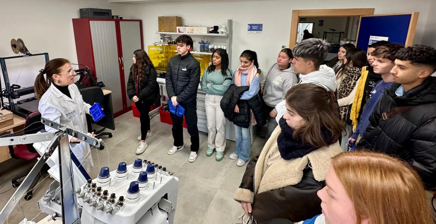 Imagen Estudiantes del programa '+Científicas' visitan el FabLab de la mano de Lola Ojados