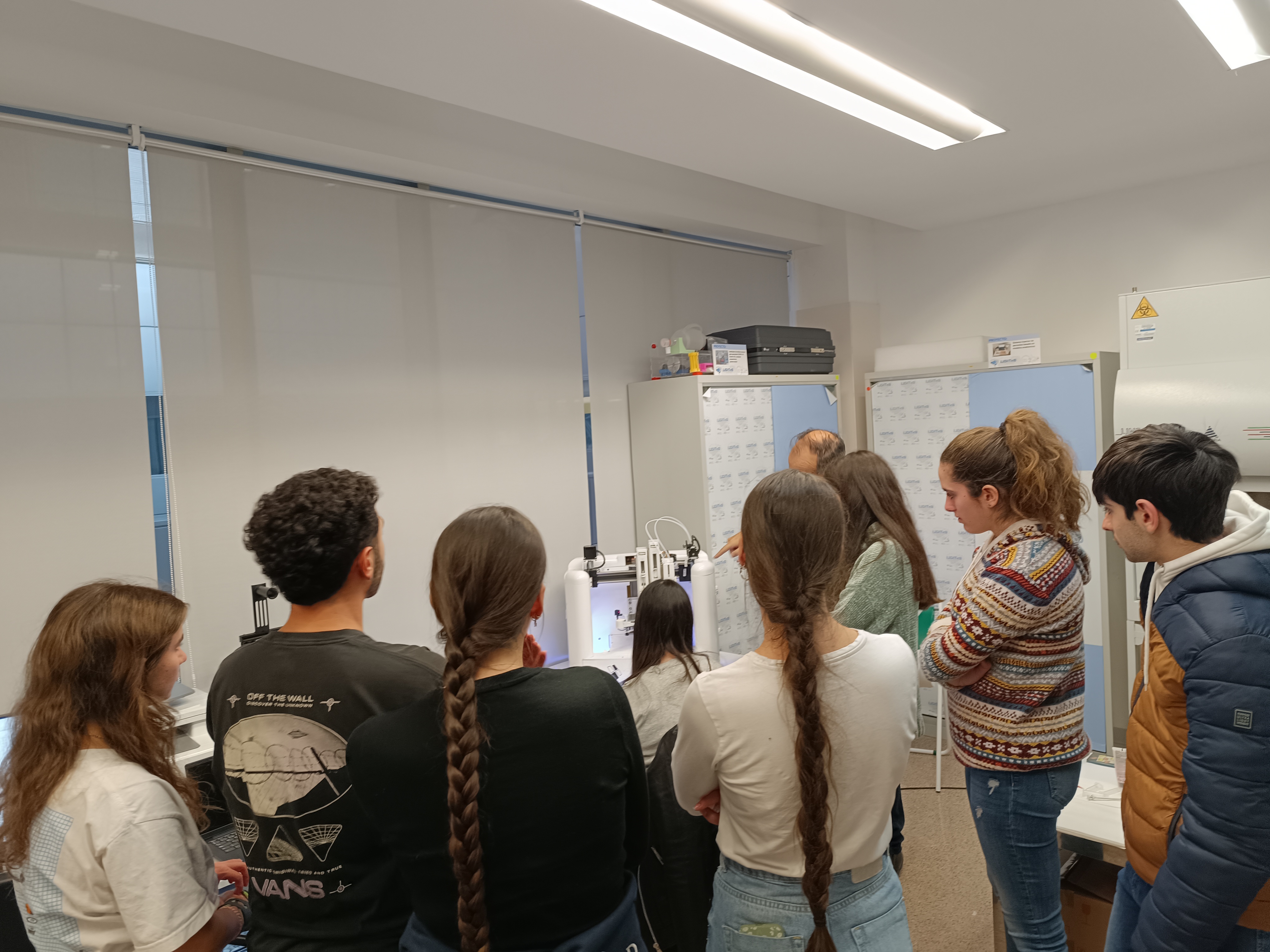 Imagen Estudiantes de Ingeniería Biomédica visitan el laboratorio LIDiTeB