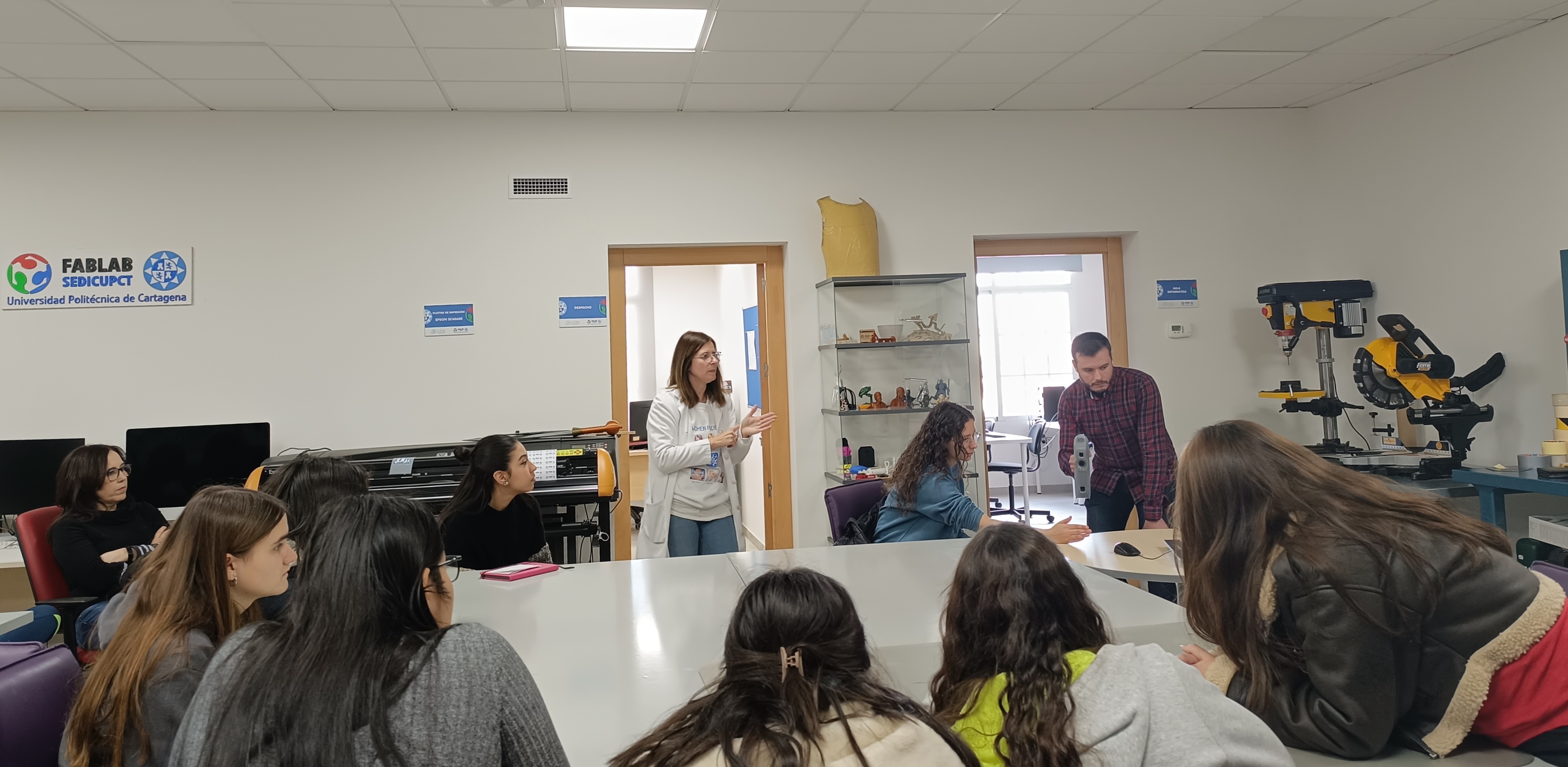 Imagen Alumnas del programa 'Quiero ser Ingeniera' visitan el FABLAB de la mano de Lola Ojados