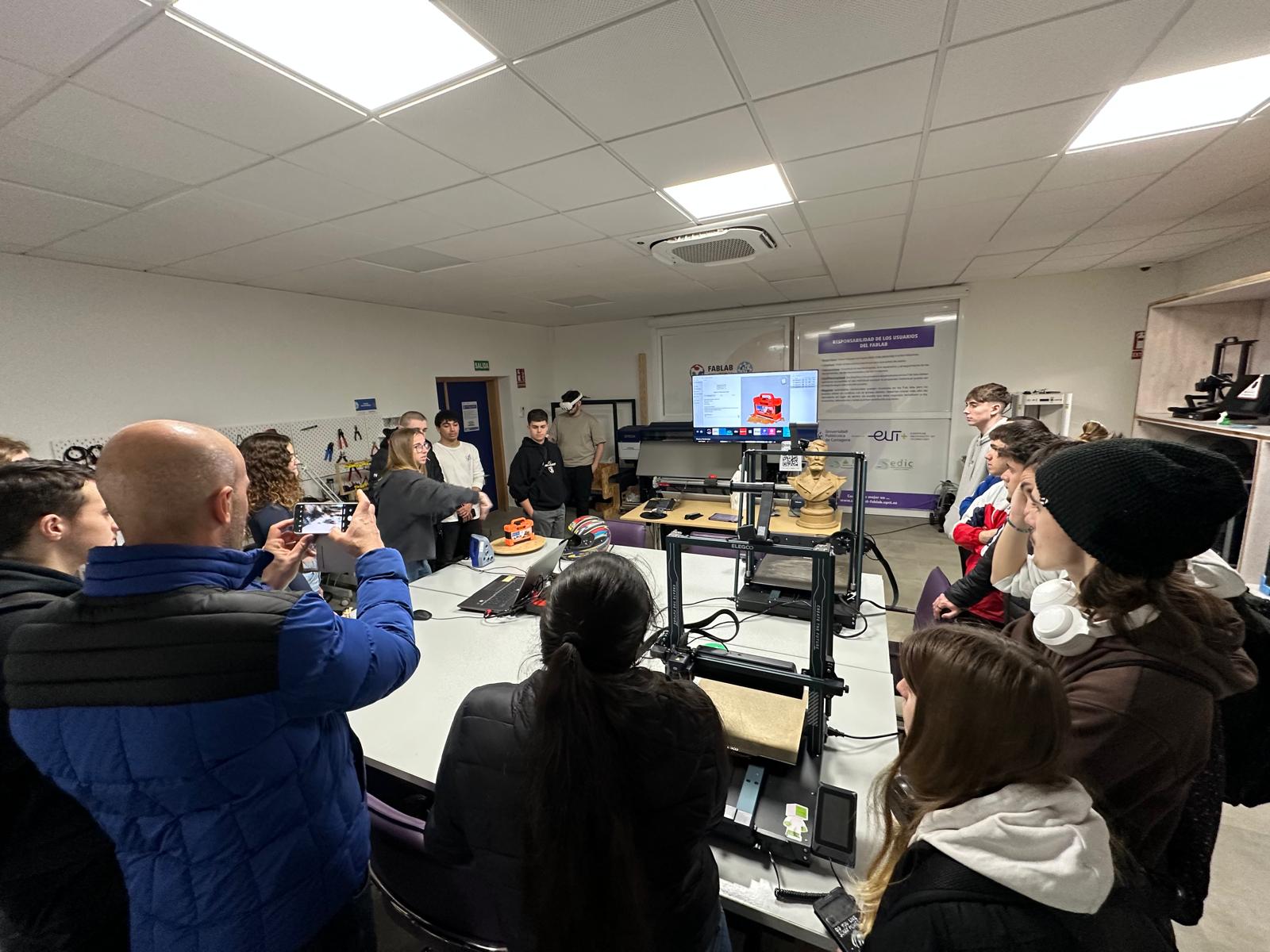 Imagen Estudiantes del IES Emilio Pérez Piñero y del CIFP Hespérides visitan el FabLab